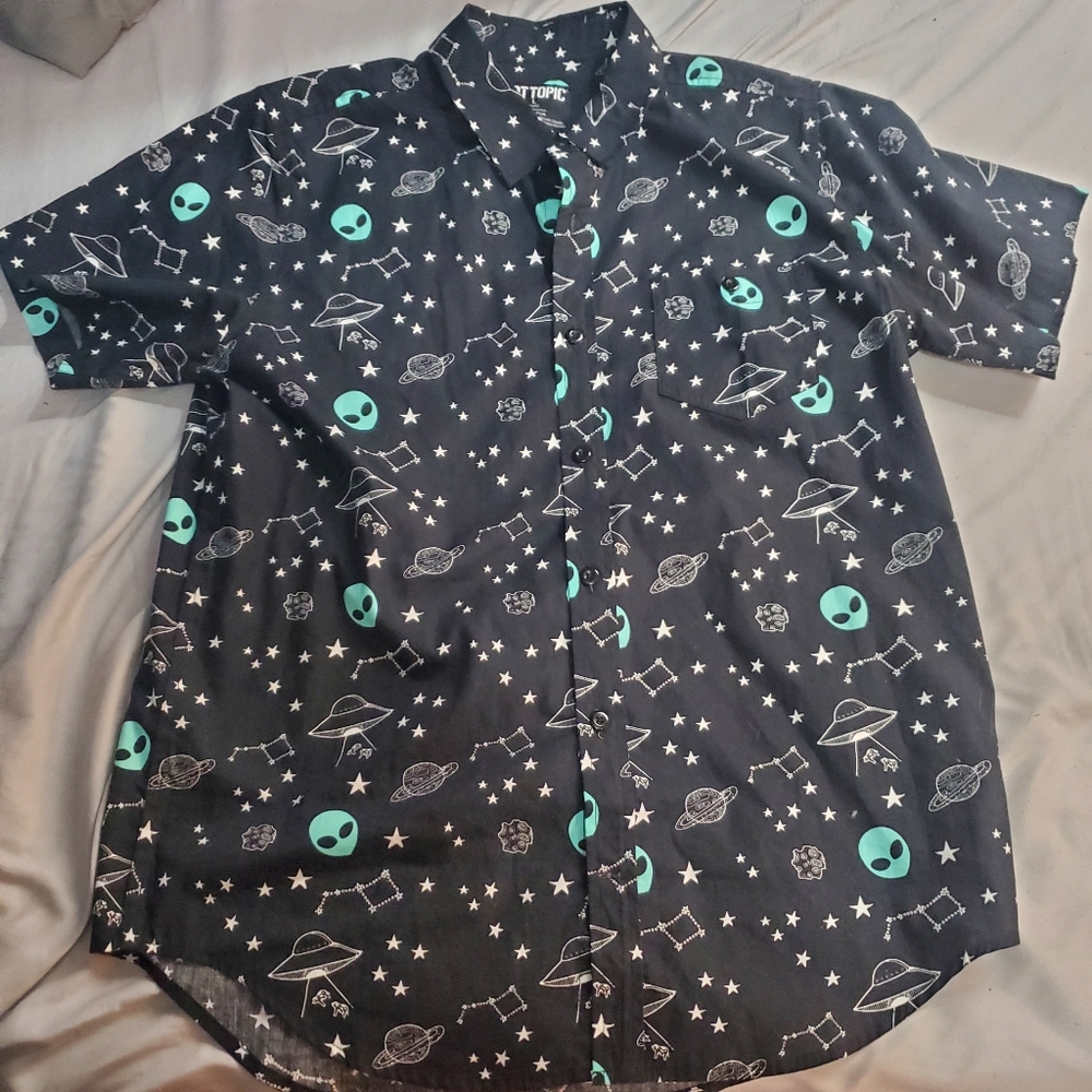 Hot Topic Aliens Button Up/Down Shirt